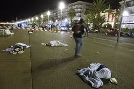 Khoảnh khắc khủng bố lái xe tải cán hàng chục người chết