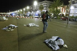 Khoảnh khắc khủng bố lái xe tải cán hàng chục người chết