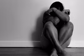 Vợ giúp chồng lạm dụng con gái ruột 14 năm trong nhà kho