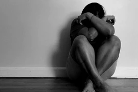 Vợ giúp chồng lạm dụng con gái ruột 14 năm trong nhà kho