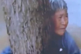 Cụ ông buộc chặt vợ vào gốc cây trước khi bị lũ cuốn