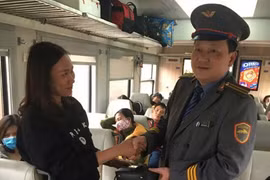  Trao trả gần 20 triệu đồng và ngoại tệ cho hành khách bỏ quên