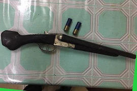 Thu giữ 1 khẩu súng và 2 viên đạn trên xe taxi