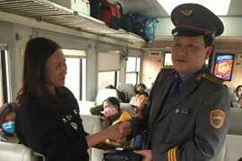  Trao trả gần 20 triệu đồng và ngoại tệ cho hành khách bỏ quên