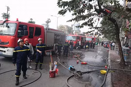 Khẩn trương dập lửa, chống cháy lan trên đường Giải Phóng