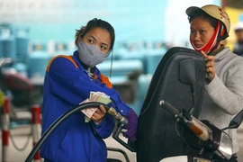 Xăng giảm giá thêm gần 800 đồng/lít