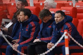 M.U thua thảm tại Stoke, Van Gaal trên đường ra "pháp trường"
