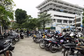 Từ 1-10: Người bệnh đến khám tại Bệnh viện Bạch Mai không còn chỗ gửi xe