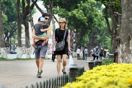 Trước giờ mở cửa không gian đi bộ quanh hồ Hoàn Kiếm: Du khách và cư dân đều háo hức