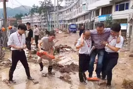 Trung Quốc sa thải quan chức vì được khiêng qua chỗ lội