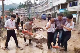 Trung Quốc sa thải quan chức vì được khiêng qua chỗ lội