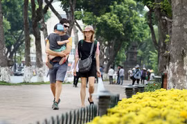 Trước giờ mở cửa không gian đi bộ quanh hồ Hoàn Kiếm: Du khách và cư dân đều háo hức