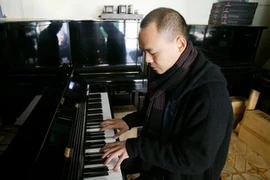 Vũ Nhật Tân thả mình với piano 