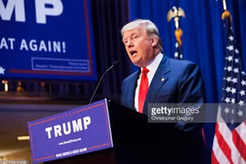 Ông Donald Trump bị tố lợi dụng tiền từ thiện