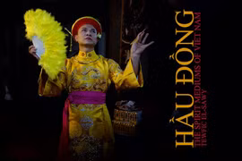 Nhiếp ảnh gia Mỹ xuất bản sách về nghi lễ Hầu đồng 