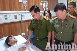 Thăm hỏi chiến sỹ bị thương khi làm nhiệm vụ