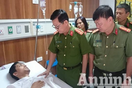 Thăm hỏi chiến sỹ bị thương khi làm nhiệm vụ