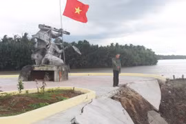 Tượng đài 1,7 tỉ đồng đang xây có nguy cơ đổ sụp do sạt lở