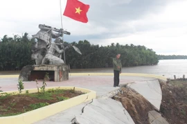 Tượng đài 1,7 tỉ đồng đang xây có nguy cơ đổ sụp do sạt lở