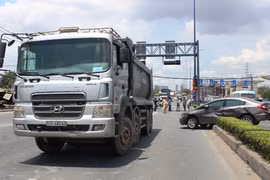 Ô tô bị xe ben húc văng, 2 anh em thoát chết