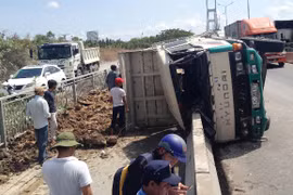 Tài xế nhập viện khi xe ben "cắm" đầu vào dải phân cách