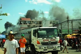 Hàng trăm người tháo chạy khi cháy lan gần khu dân cư