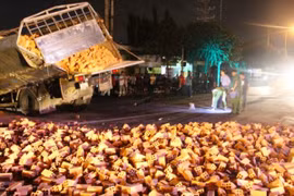 Dùng xà beng cạy cabin đưa thi thể tài xế ra ngoài sau tai nạn