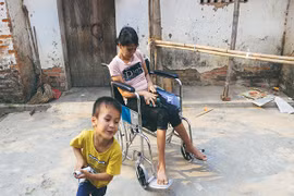 Mẹ ngồi xe lăn chắt chiu từng đồng nuôi con ăn học