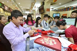 Giá vàng tăng, tỷ giá biến động nhẹ