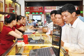 Giá vàng tiếp tục rơi mạnh