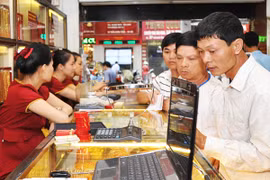 Giá vàng tiếp tục rơi mạnh