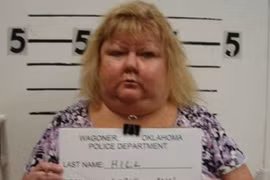 Sốc: Nữ giáo viên bị bắt vì khỏa thân trong ngày khai giảng