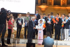 Cô gái "vàng" say mê Vật lý