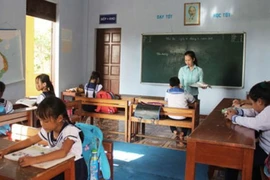 Tặng sổ tiết kiệm các thầy cô dạy học vùng biển đảo