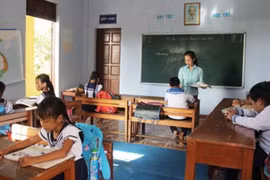 Tặng sổ tiết kiệm các thầy cô dạy học vùng biển đảo