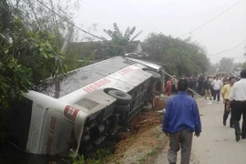 Xe khách lật nhào, 30 người may mắn thoát nạn