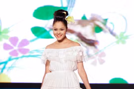 Hoàng Anh mất đà ngã sụp khi múa trên sàn