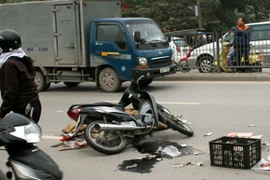 Vợ chết, chồng nguy kịch vì bị xe trộn bê tông chèn qua