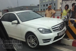 Mercedes C300 đâm trúng dải phân cách đường trên cao
