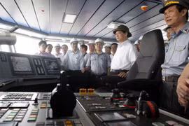 Thủ tướng Nguyễn Tấn Dũng thị sát tàu Kiểm ngư lớn nhất Việt Nam