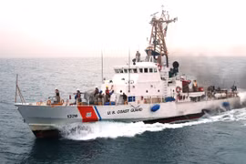 Tàu tuần duyên Mỹ bắn vào tàu cá Iran