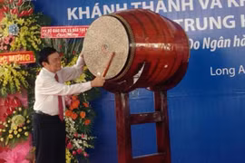 Chủ tịch nước Trương Tấn Sang dự lễ khai giảng tại Trường THPT Hậu Nghĩa