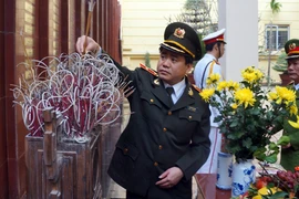 Lãnh đạo CATP dâng hương tưởng nhớ các Anh hùng liệt sỹ