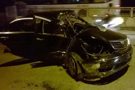 Gặp nạn, Toyota Camry gãy gập ở chân cầu Vĩnh Tuy
