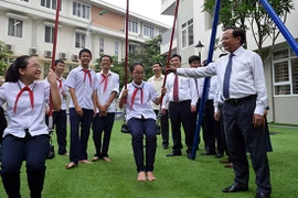 Bí thư Thành ủy Hà Nội Phạm Quang Nghị đánh trống khai giảng tại trường THCS Nghĩa Tân