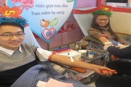 Hàng nghìn người tham dự "lễ hội Xuân Hồng 2014"