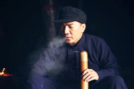 Mr Đàm nhuộm răng đen, "bắn" thuốc lào sòng sọc