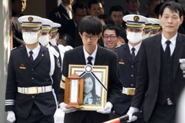 Chùm ảnh: Tang lễ đẫm nước mắt nạn nhân chìm phà Sewol