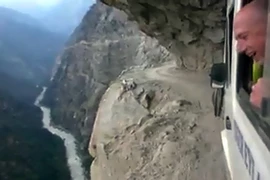 Dựng tóc gáy đi trên con đường "tử thần", thuộc dãy Himalaya