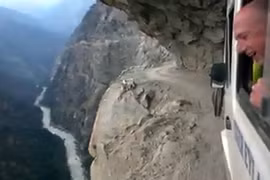 Dựng tóc gáy đi trên con đường "tử thần", thuộc dãy Himalaya